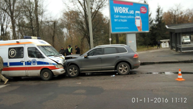 У Харкові військова "швидка" потрапили в аварію: дві людини постраждали - фото 2