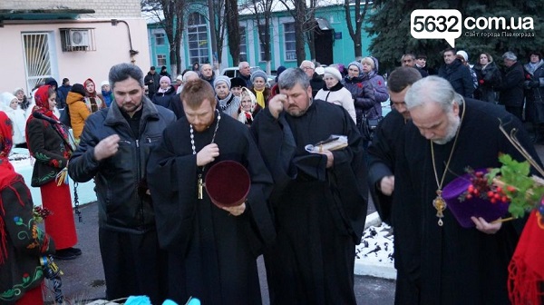 У столиці Західного Донбасу вшанували жертв Голодомору хрестом з лампадок   - фото 2