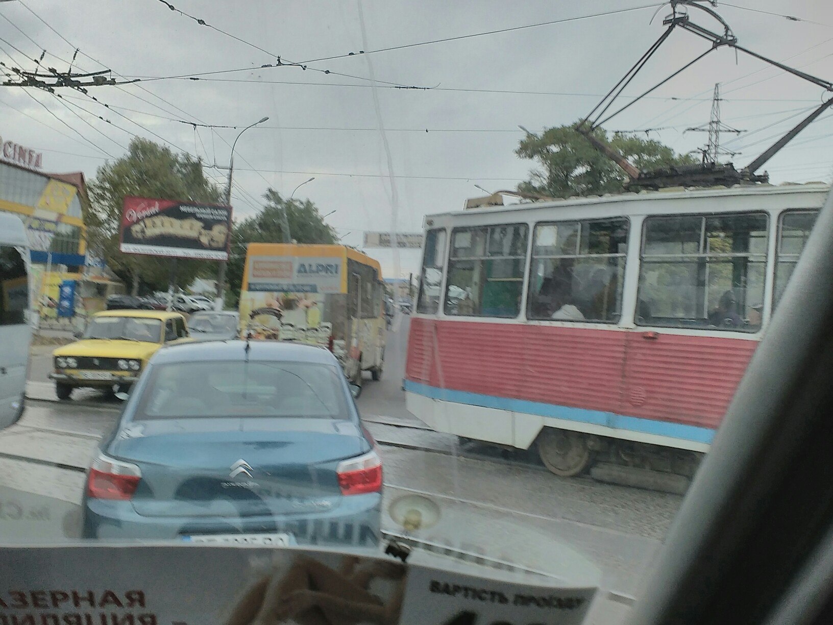 У Миколаєві біля зоопарку зіштовхнулись трамвай та Lanos: утворився затор - фото 2