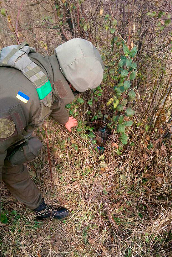 Харківські гвардійці виявили сховок боєприпасів у Ясинуватій (ФОТО) - фото 1