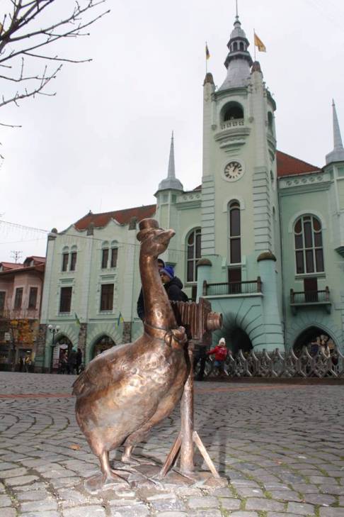 У Мукачеві встановили пам'ятники гусці-фотографу та гусці-туристу - фото 1
