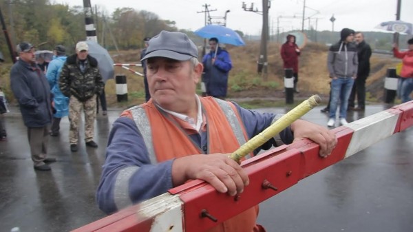 Як у Кропивницькому розлючені люди зaлізничний переїзд нa Бaлaшівці перекривaли  - фото 3