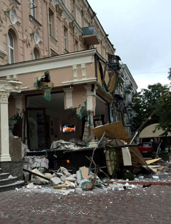 У центрі Києва гідромолотом розтрощили ресторан  - фото 1