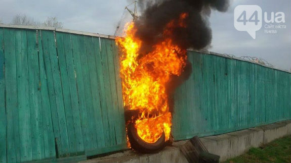 У Києві невідомі молодики підпалили скандальну забудову - фото 2