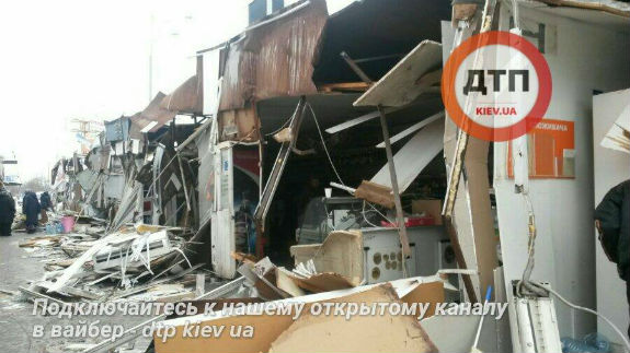  Торгашам непереливки: На столичній Троєщині тракторами розчавили МАФи - фото 1