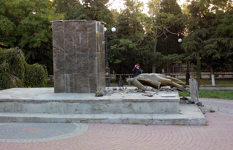 В окупованому Криму повалили пам’ятник Леніну - фото 1