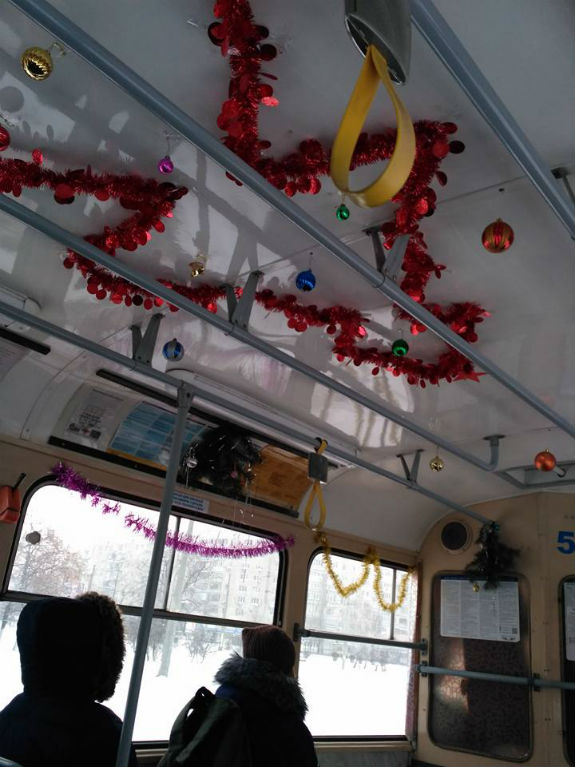 Києвом досі курсують трамваї, прикрашені новорічними іграшками  - фото 1