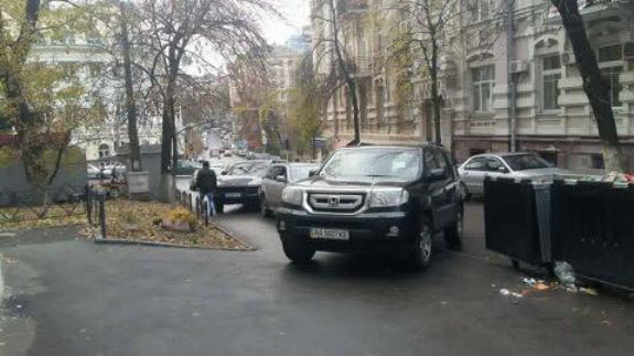 У Києві водій джипу став переможцем конкурсу "Паркуюсь, як дегенерат" - фото 1