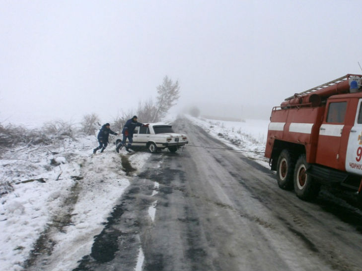 Водії продовжують потрапляти в пастки обледенілих доріг Полтавщини - фото 1