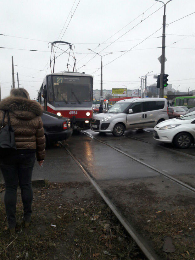На Салтівці через ДТП заблокований рух трамваїв (ФОТО) - фото 1