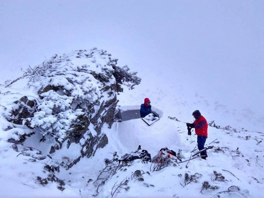 У Карпатах туристи, рятуючись від вітру, збудували снігову іглу - фото 2