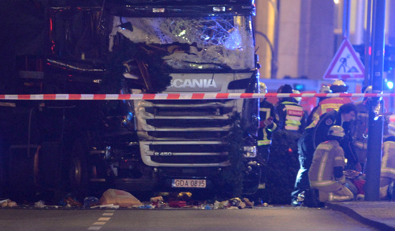 Теракт у Берліні. Вантажівка розчавила людей (ФОТО) - фото 2