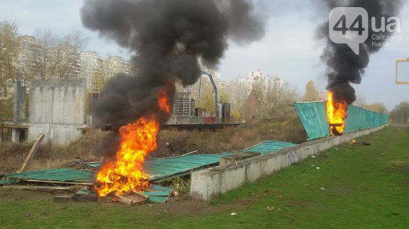 У Києві невідомі молодики підпалили скандальну забудову - фото 3