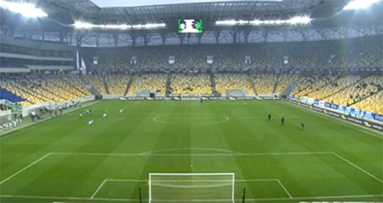 Як виглядає майже порожній стадіон перед матчем "Карпати" - "Сталь" - фото 1