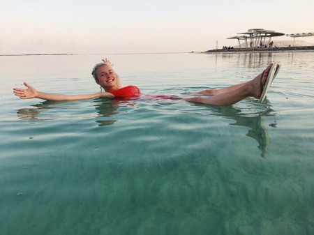 Жінка Кличка випнула груди з Мертвого моря - фото 1