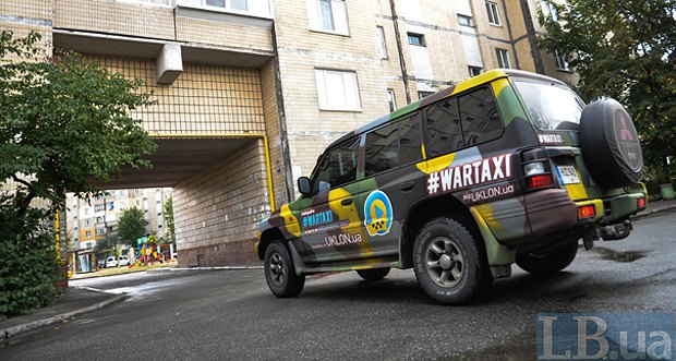 Волонтери на Військовому таксі збирають гроші на авто для АТО: возили киян, тепер - до Львова (ФОТО) - фото 1