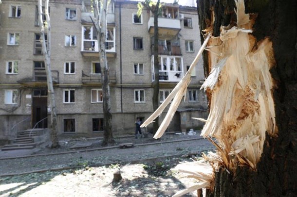 Вибух в окупованій Макіївці: потрощені дерева та школа в уламках (ФОТО) - фото 2