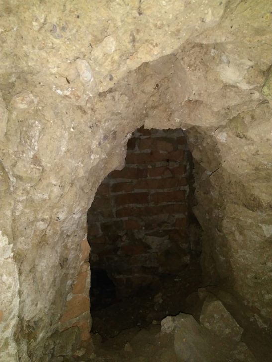 Під Хустським замком знайшли загадковий підземний хід - фото 1