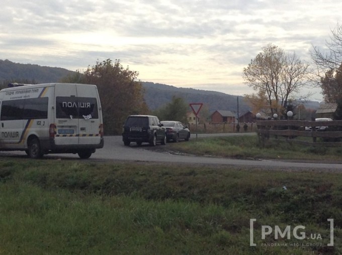 З’явилися фото з місця обстрілу "Mercedes" на Мукачівщині - фото 1