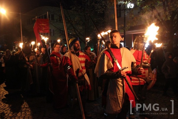 У Мукачеві під лицарські бої, парад ліхтариків та вогняне шоу відсвяткували День святого Мартина - фото 3