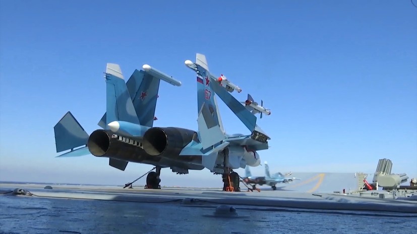 Міць знову підкачала: На скандальному російському авіаносці розбився другий за місяць винищувач - фото 1