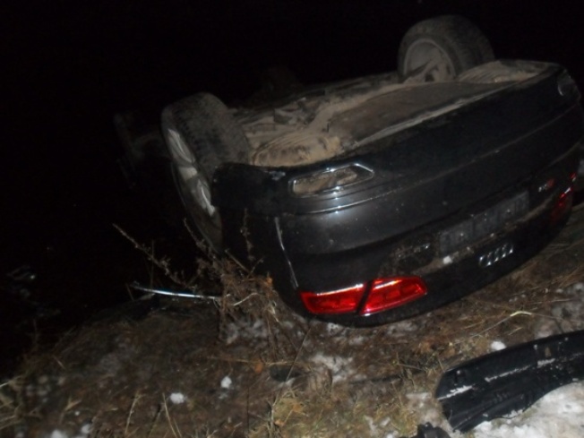 На Іршавщині автівка "вилетіла" у річку: Є постраждалі - фото 1