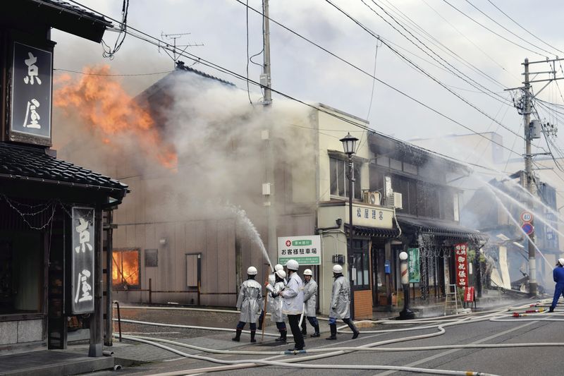 У японському місті Ітоїґава палає 140 будівель (ФОТО, ВІДЕО) - фото 2