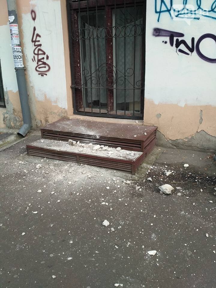 В центрі Одеси обвалився фрагмент фасаду будинку (ФОТО) - фото 2