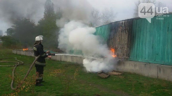 У Києві невідомі молодики підпалили скандальну забудову - фото 4