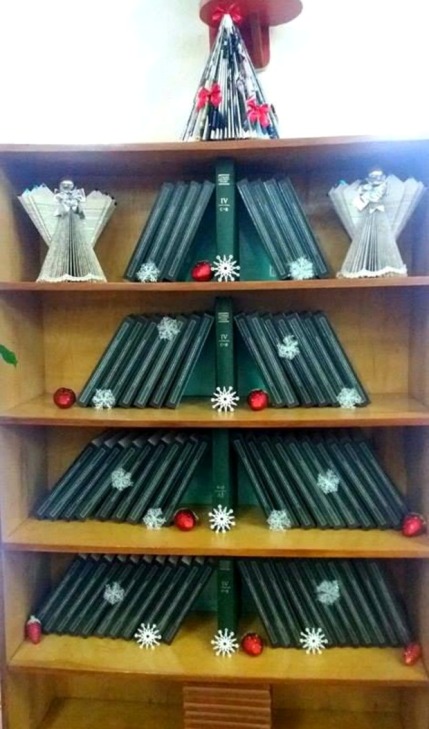 Закарпатські бібліотекарі використали 160 книг на сніговика та ялинку - фото 1