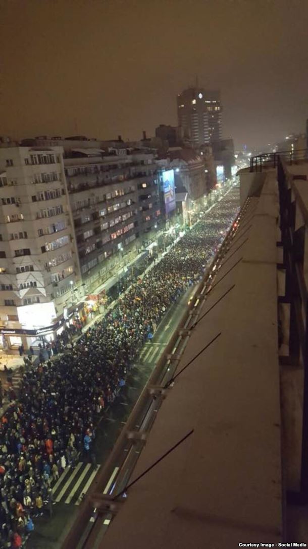 Румунія: тисячі людей вийшли на антиурядові протести в Бухаресті та інших містах - фото 1