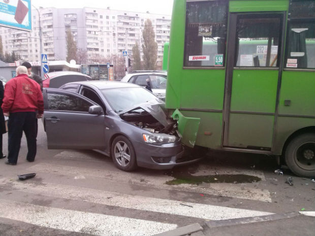На Олексіївці у ДТП з маршруткою та легковиком постраждала 10-річна дитина - фото 1
