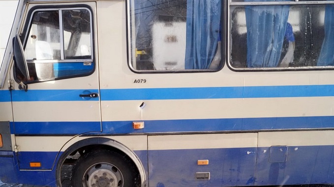 Бойовики "ДНР" показали обстріляний автобус з дірками (ФОТО) - фото 1
