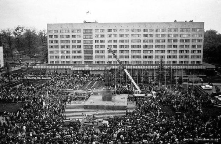 Як у Франківську 26 років тому зносили пам'ятник Леніну  - фото 2