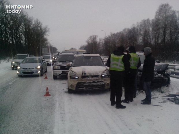 На трасі Київ-Чоп зіткнулося 14 автівок  - фото 1