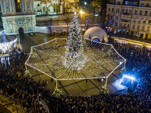 З висоти: Як напередодні Нового року виглядає святковий Київ  - фото 1