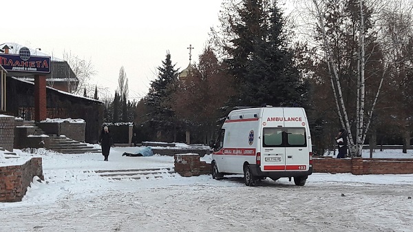 У Новомосковську чолові замерз насмерть біля кафе  - фото 1