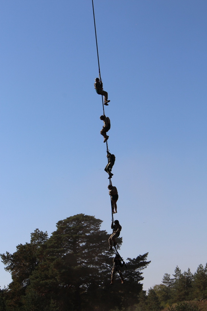 На Дніпропетровщині десантники літали над лісами на мотузці - фото 2