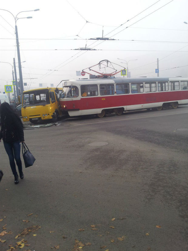 У Харкові трамвай протаранив маршрутку: три людини доставлені в лікарню - фото 1