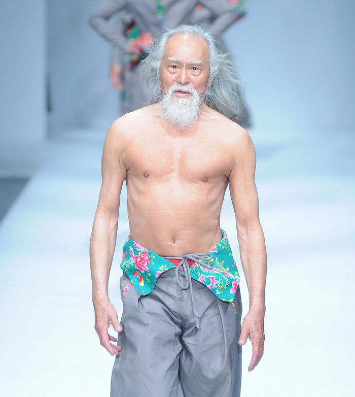 80-річний дідусь, який вперше вийшов на подіум, вчинив фурор на Тижні моди у Китаї - фото 1