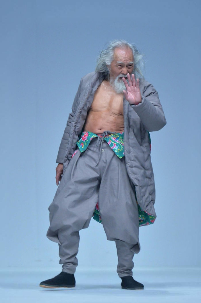 80-річний дідусь, який вперше вийшов на подіум, вчинив фурор на Тижні моди у Китаї - фото 3