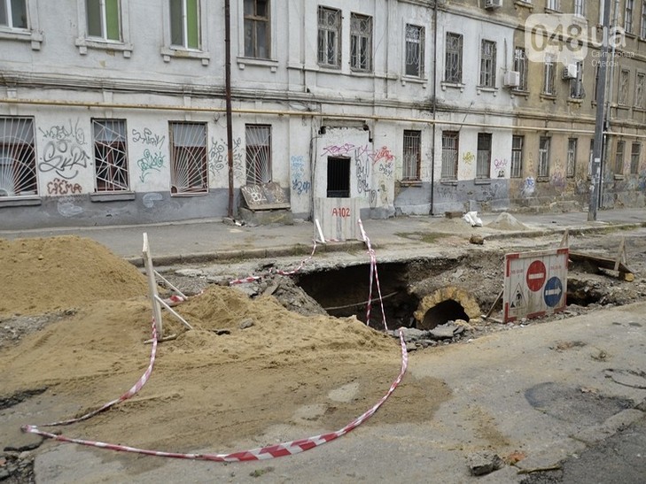 В Одесі ремонтують каналізаційний колектор, який пошкодили рясні опади - фото 1