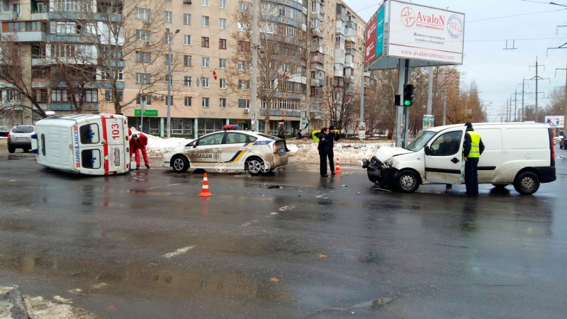 В Одесі під час руху перекинулася машина швидкої допомоги (ФОТО) - фото 2