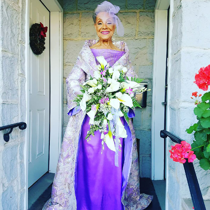 86-річна наречена підірвала мережу весільною сукнею власного дизайну  - фото 1