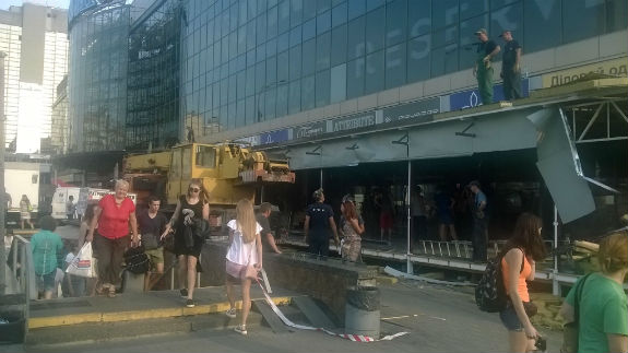 Торгаші продовжують зводити величезний МАФ під легендарним універмагом у Києві  - фото 2
