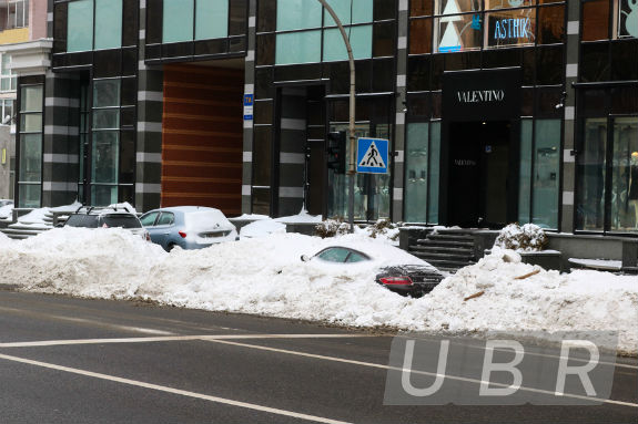 Комунальники Кличка засипали снігом круту іномарку в центрі Києва - фото 1