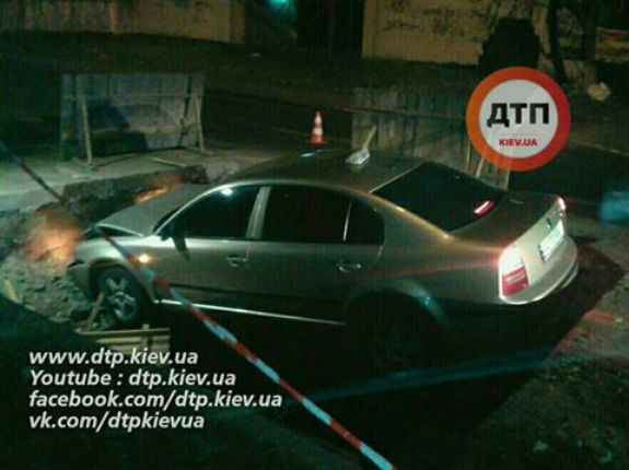 У Києві масштабна ДТП: Водій не побачив величезної ями на дорозі - фото 1