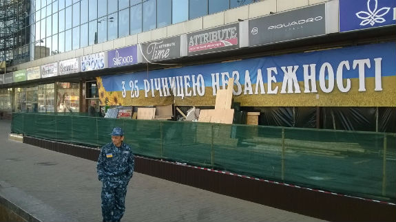  Закінчилася епопея зі спотворенням фасаду легендарного універмагу у Києві - фото 3