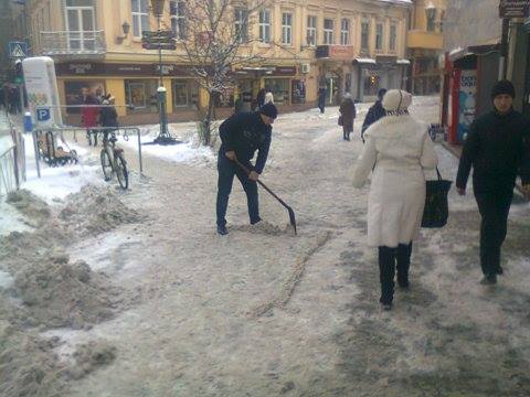 В Ужгороді штрафують підприємців, які не прибирають сніг  - фото 2