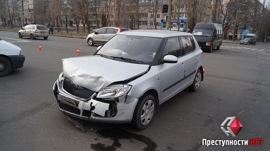 У Миколаєві машину наїхала на пішохода та знесла світлофор